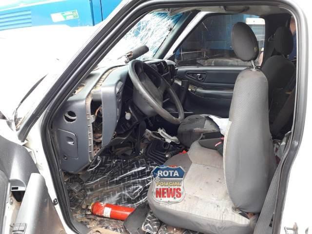 Em Rondônia caminhão colide contra camionete e duas pessoas ficam feridas