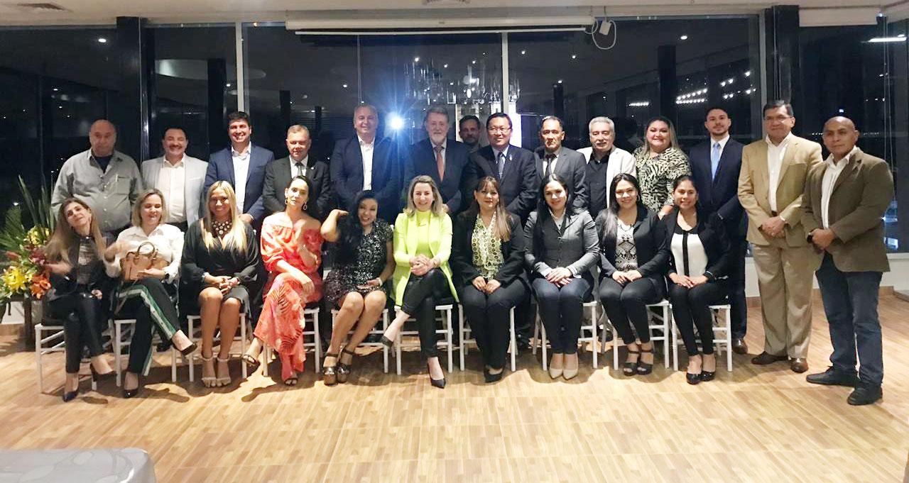 Em missão oficial na Bolívia, Jaqueline Cassol debate Revalida com estudantes e médicos brasileiros