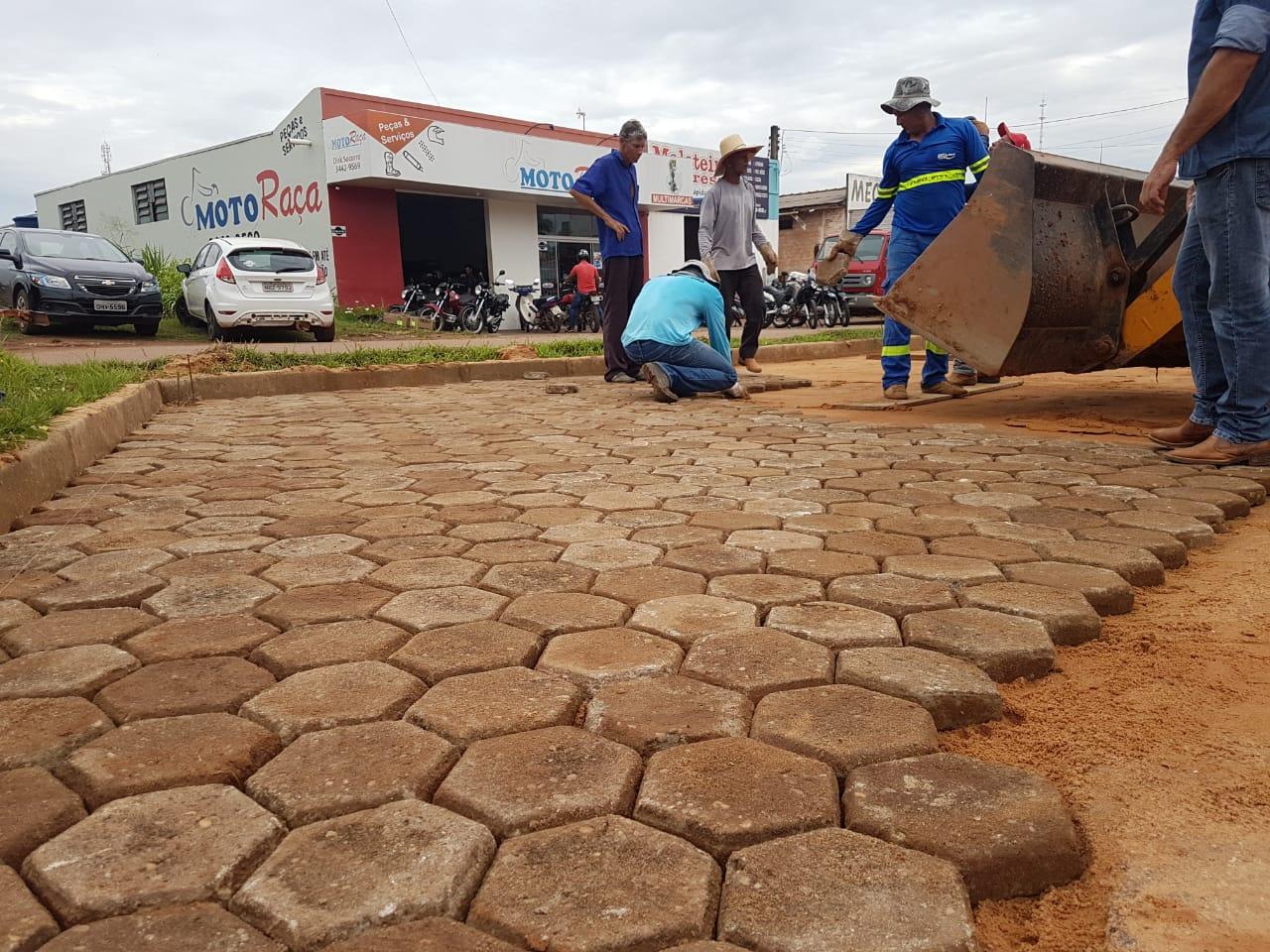 ROLIM DE MOURA: Prefeitura constrói estacionamentos em frente a Igreja Batista e Assembleia de Deus Peniel