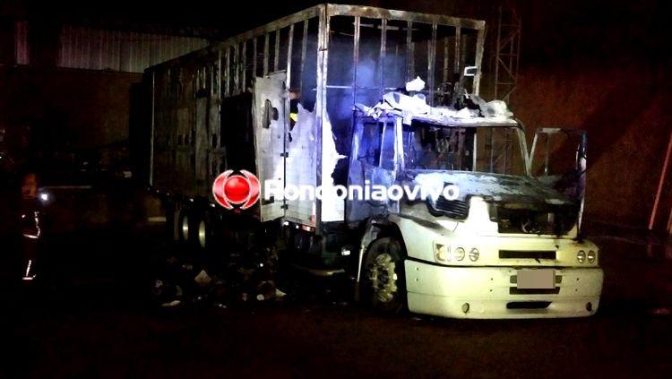 Caminhão pega fogo dentro de transportadora na capital Caminhão pega fogo dentro de transportadora na capital