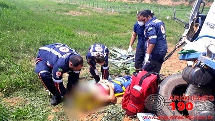 ACIDENTE: Motorista fica gravemente ferido em colisão frontal de caminhões na BR-364 ACIDENTE: Motorista fica gravemente ferido em colisão frontal de caminhões na BR-364
