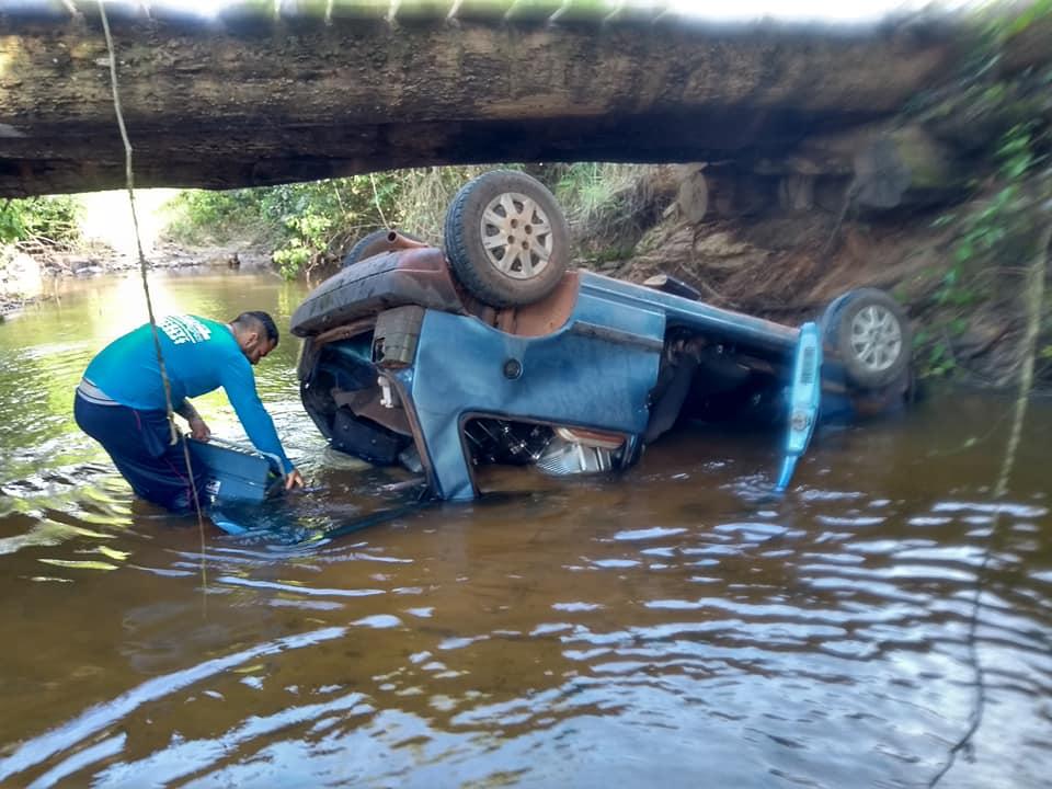 ESPIGÃO DO OESTE: Mulher tira selfie após carro cair de ponte na zona rural