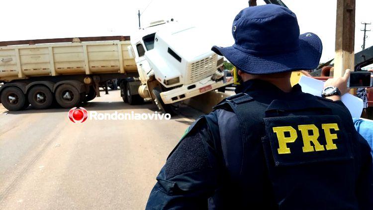 Motorista passa mal na direção e caçamba sobe em mureta na BR-364