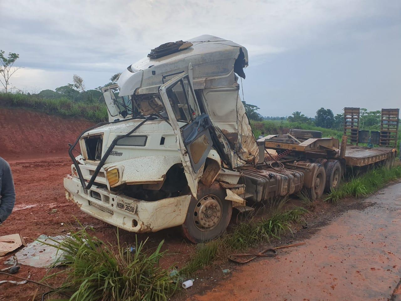 JARU: Acidente entre dois caminhões na BR 364 JARU: Acidente entre dois caminhões na BR 364