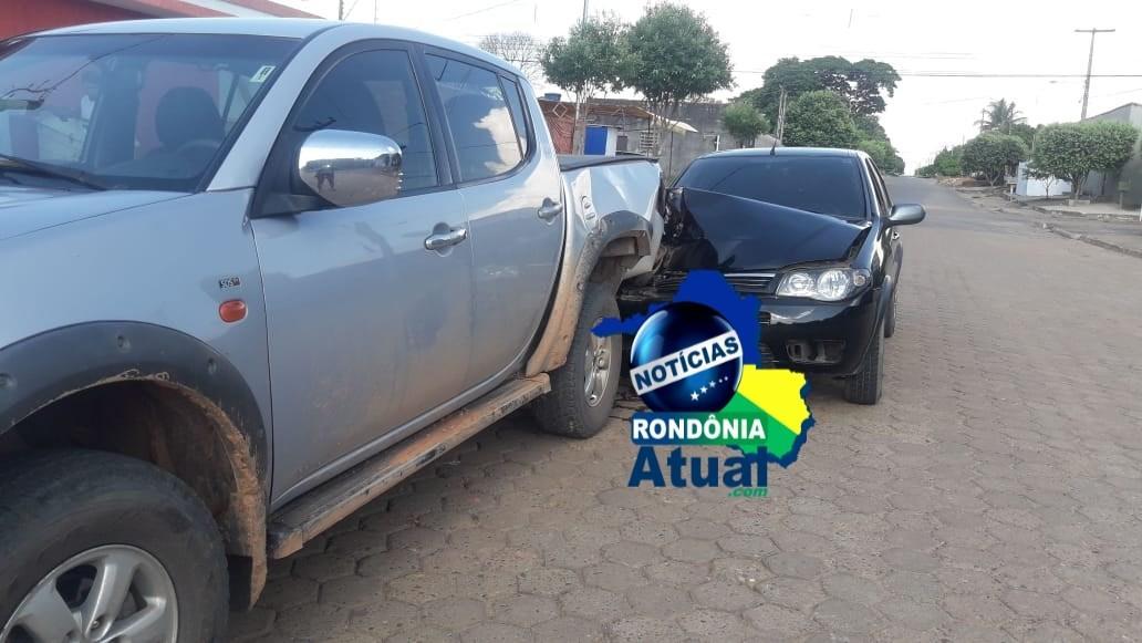 Raios solares atrapalham visão de condutor, que colide em caminhonete estacionada em Ji-Paraná