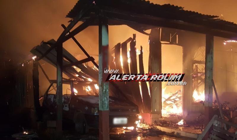 ROLIM DE MOURA: Casa e carro são destruídos por incêndio no Bairro Nova Morada ROLIM DE MOURA: Casa e carro são destruídos por incêndio no Bairro Nova Morada