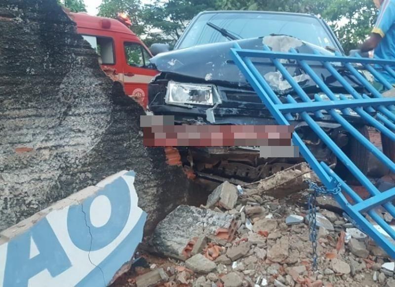 Rolim de Moura – Motorista embriagado perde o controle da direção de veículo e colide em muro do Lions clube no Bairro Olímpico
