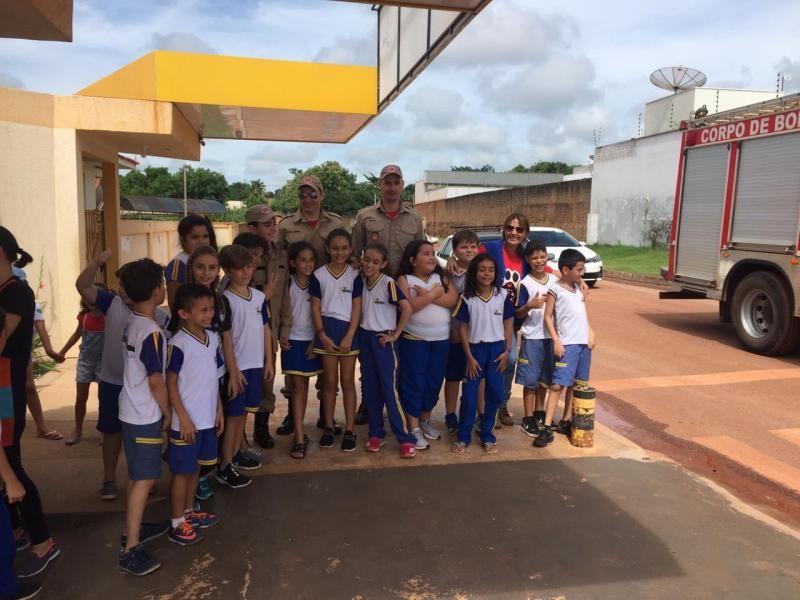 Corpo de Bombeiros de Rolim de Moura realiza sonho de criança Corpo de Bombeiros de Rolim de Moura realiza sonho de criança