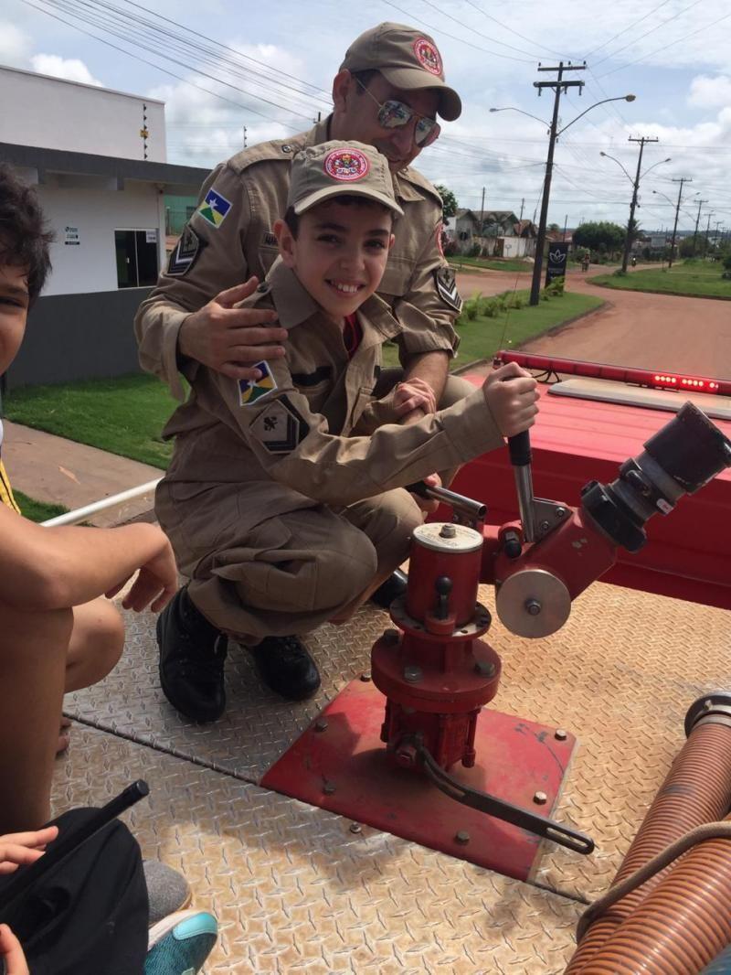 Corpo de Bombeiros de Rolim de Moura realiza sonho de criança Corpo de Bombeiros de Rolim de Moura realiza sonho de criança