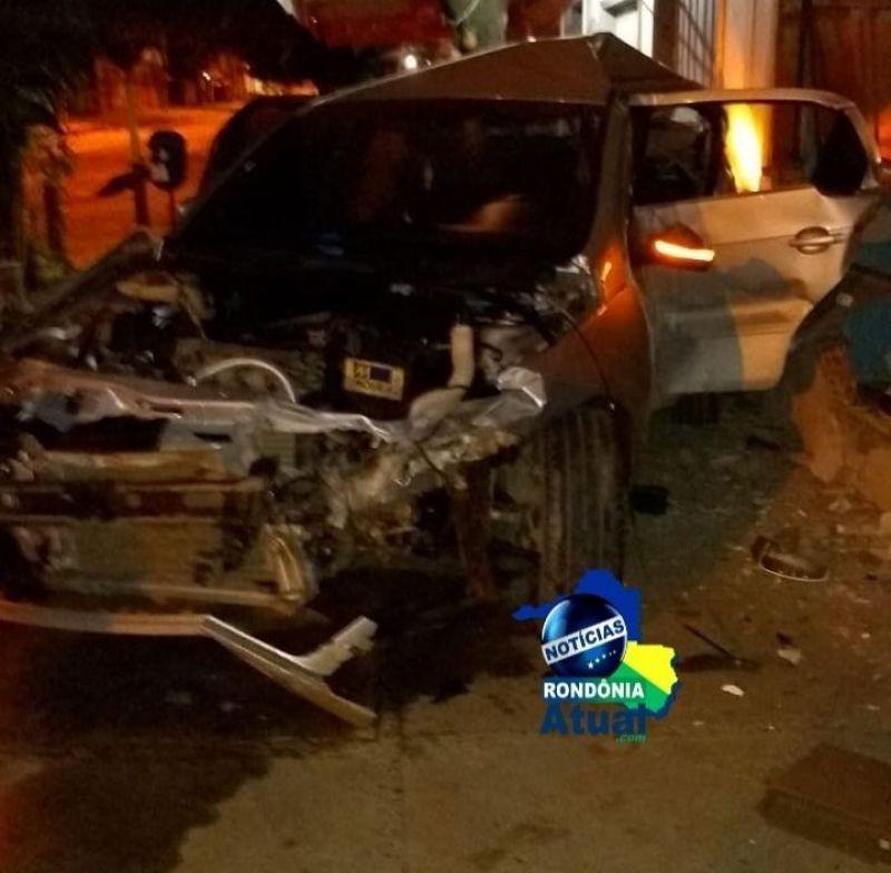 Ji-Paraná- Condutor perde controle de veículo e bate em muro de igreja Ji-Paraná- Condutor perde controle de veículo e bate em muro de igreja