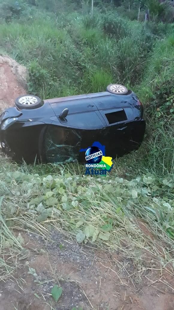 JI-PARANÁ: Veículo capota ao passar pela rotatória do Anel Viário JI-PARANÁ: Veículo capota ao passar pela rotatória do Anel Viário