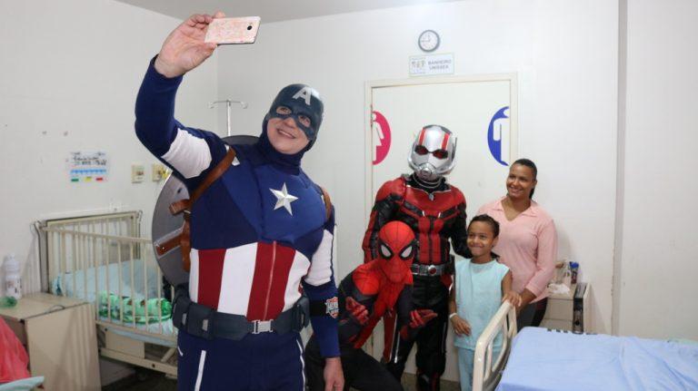 Crianças internadas no Hospital Cosme e Damião recebem a visita dos Heróis do Bem Crianças internadas no Hospital Cosme e Damião recebem a visita dos Heróis do Bem