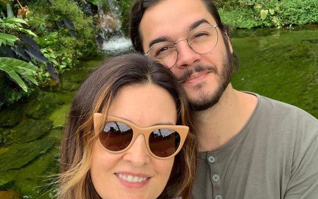 Fátima Bernardes escolhe biquíni nude para dia de "chamego" com namorado Fátima Bernardes escolhe biquíni nude para dia de "chamego" com namorado