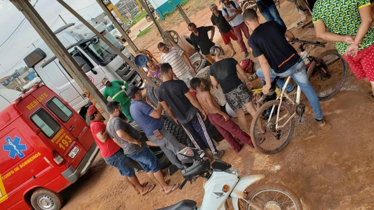 Pneu de caminhão estoura e deixa borracheiro com grave fratura na perna Pneu de caminhão estoura e deixa borracheiro com grave fratura na perna