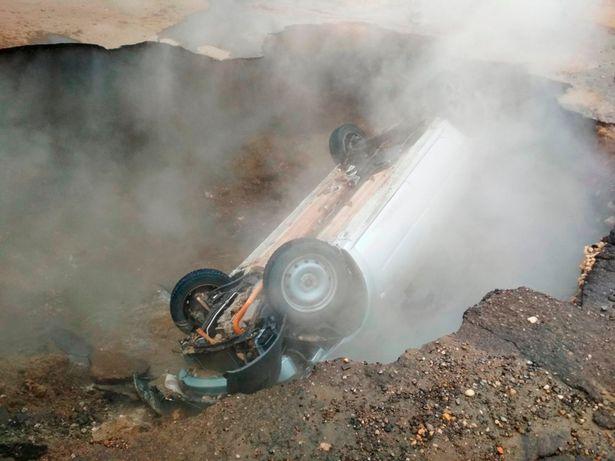 Homens são cozinhados vivos após carro cair em água fervente Homens são cozinhados vivos após carro cair em água fervente