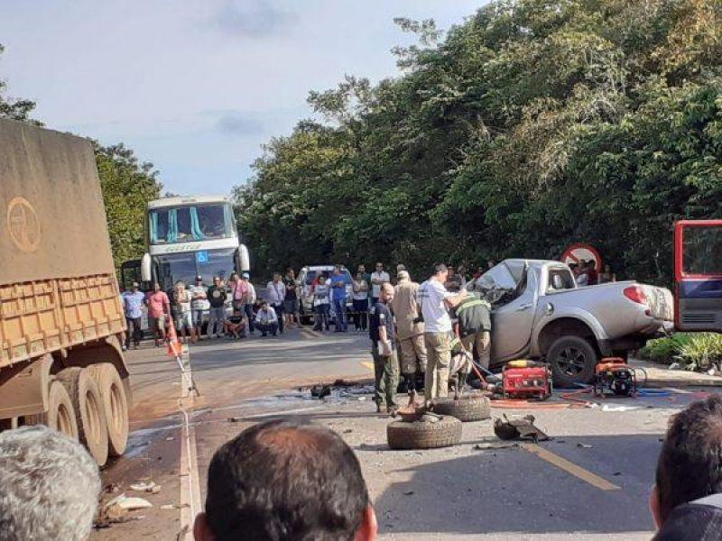 RODOVIA DA MORTE: Um morre e outro fica gravemente ferido em acidente na BR-364 RODOVIA DA MORTE: Um morre e outro fica gravemente ferido em acidente na BR-364
