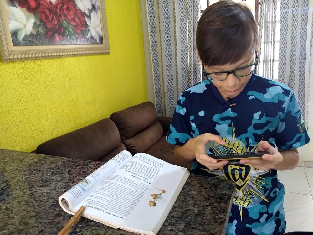 Youtuber autista se emociona ao descobrir que ganhou dezenas de seguidores, em RO Youtuber autista se emociona ao descobrir que ganhou dezenas de seguidores, em RO