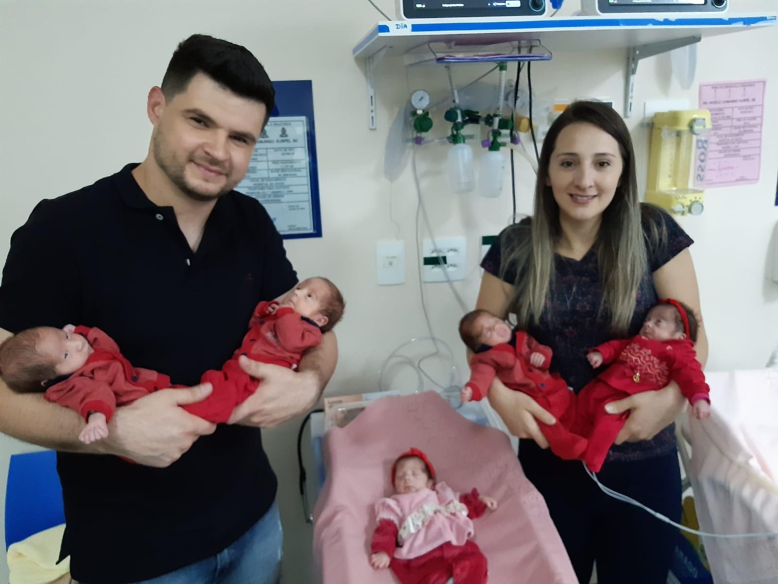 Quíntuplos deixam hospital quase 3 meses após nascimento no Paraná Quíntuplos deixam hospital quase 3 meses após nascimento no Paraná