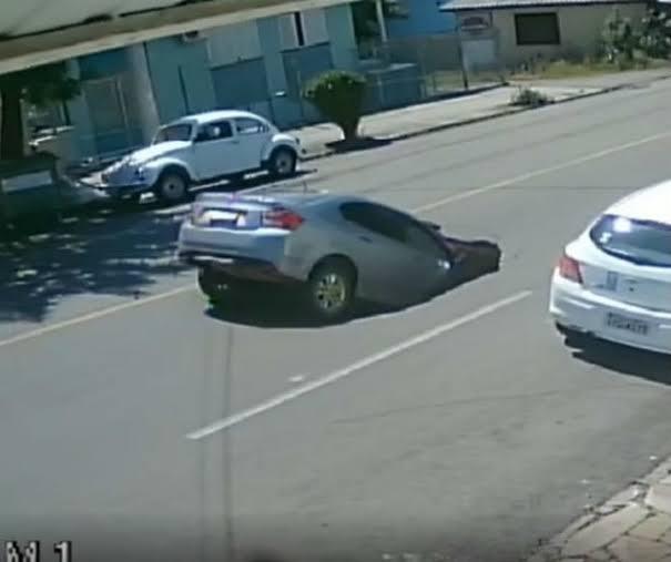 VÍDEO: Carro cai em cratera aberta no meio do asfalto - TRIBUNA TOP
