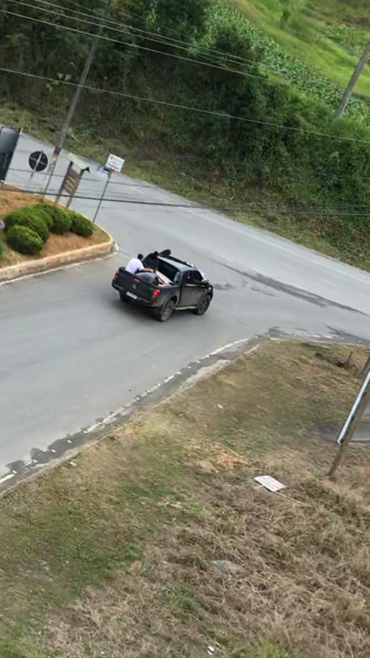 Reféns são usados como escudo humano em carro durante fuga, em Santa Catarina