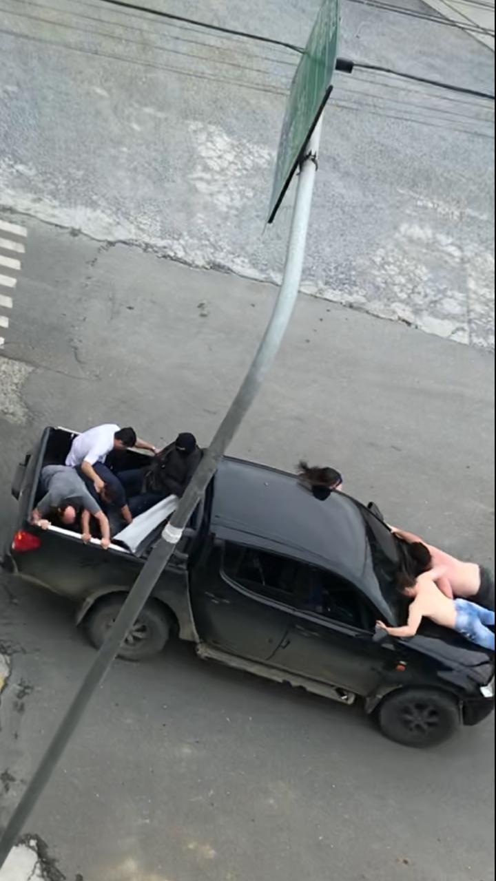 Reféns são usados como escudo humano em carro durante fuga, em Santa Catarina