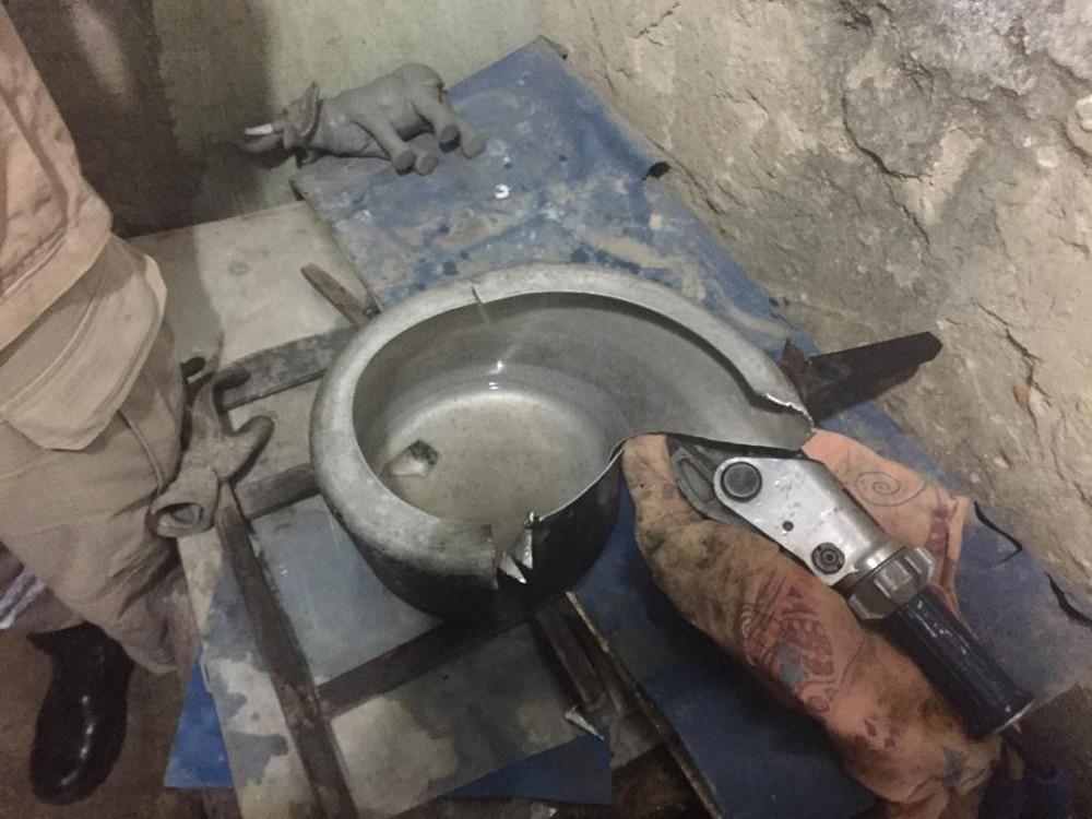 Criança fica presa dentro de panela de pressão e é resgatada por bombeiros em Recife Criança fica presa dentro de panela de pressão e é resgatada por bombeiros em Recife