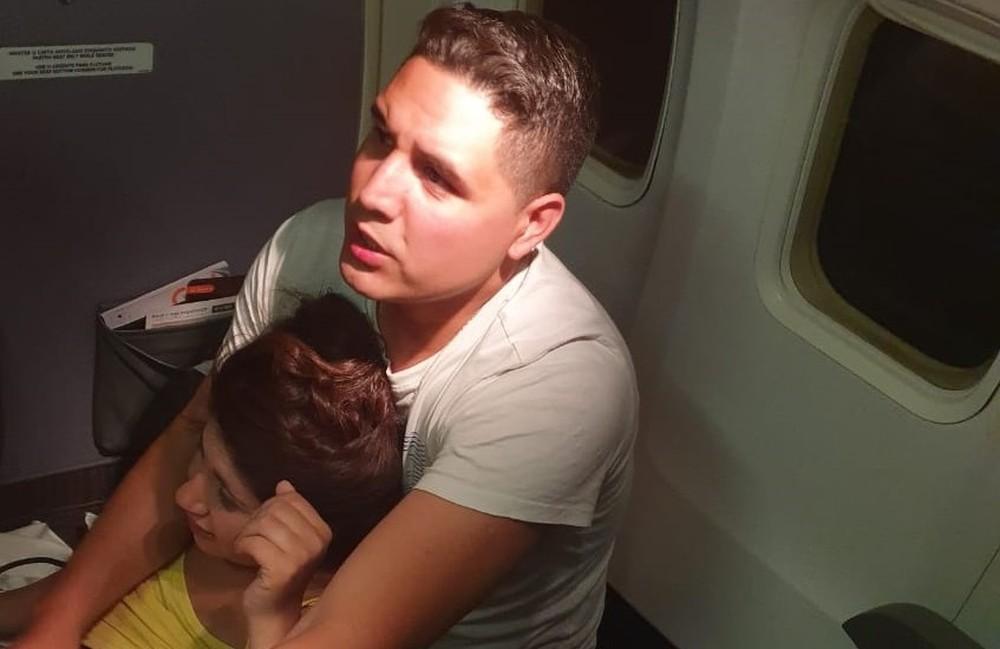 Bebê nasce durante voo e avião faz pouso de emergência em Porto Alegre Bebê nasce durante voo e avião faz pouso de emergência em Porto Alegre