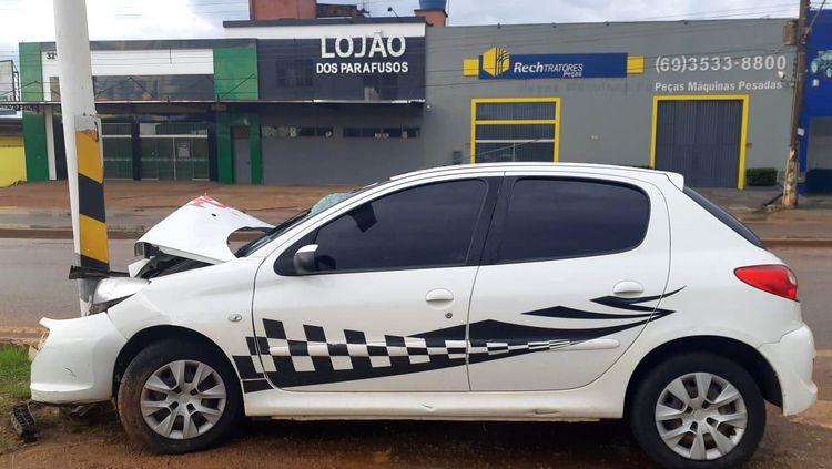 Motorista fica ferido após carro colidir em poste na BR-364 próximo ao viaduto Motorista fica ferido após carro colidir em poste na BR-364 próximo ao viaduto