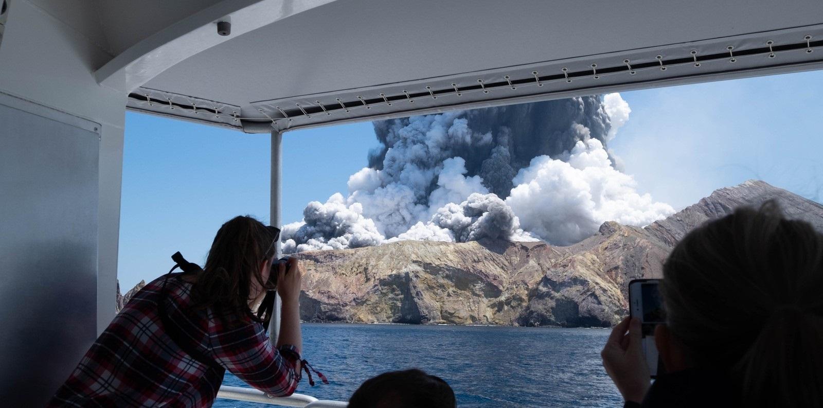 Erupção de vulcão em Nova Zelândia deixa ao menos 5 mortos Erupção de vulcão em Nova Zelândia deixa ao menos 5 mortos