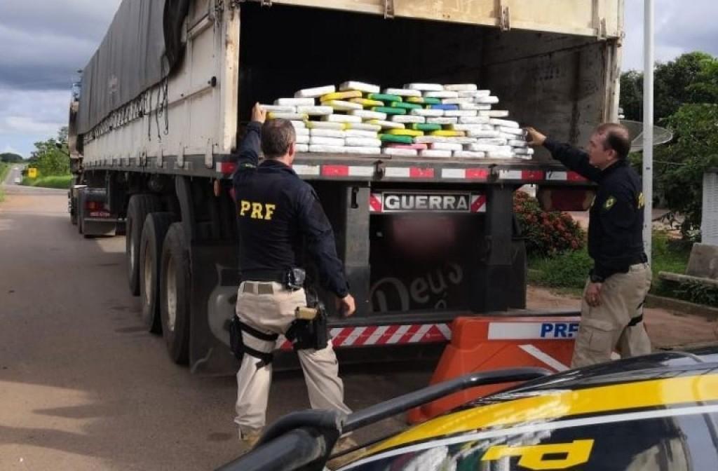 Em Pimenta Bueno, PRF apreende 71 quilos de cloridrato de cocaína em fundo falso de carreta Em Pimenta Bueno, PRF apreende 71 quilos de cloridrato de cocaína em fundo falso de carreta