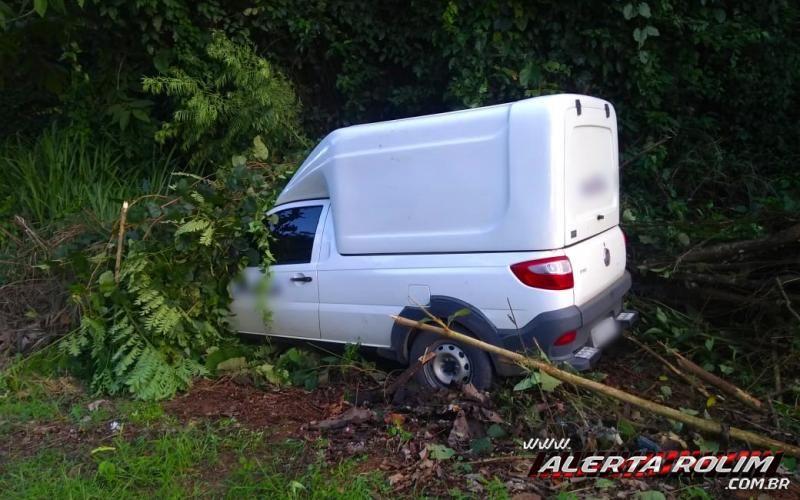 Galho de árvore atravessa para-brisa de carro em acidente na RO-010 em Nova Brasilândia