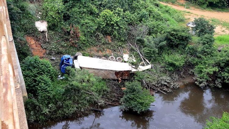 Caminhão frigorífico despenca de ponte na BR-364 Caminhão frigorífico despenca de ponte na BR-364