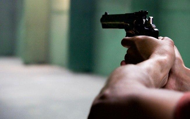 Durante briga, mulher atira no pênis do marido policial - TRIBUNA TOP