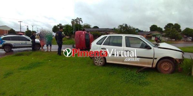 Carro tomba após acidente em cruzamento no bairro Alvorada em Pimenta Bueno Carro tomba após acidente em cruzamento no bairro Alvorada em Pimenta Bueno