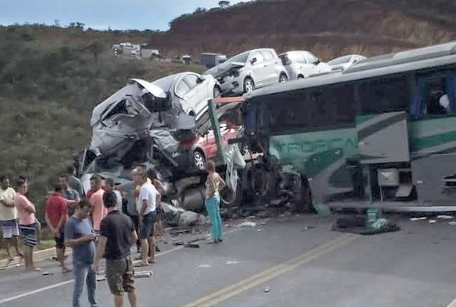Duas pessoas morrem e 14 ficam feridas em acidente entre ônibus e carreta em Minas