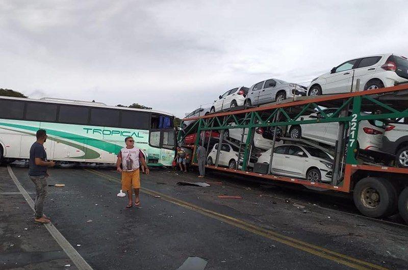 Duas pessoas morrem e 14 ficam feridas em acidente entre ônibus e carreta em Minas