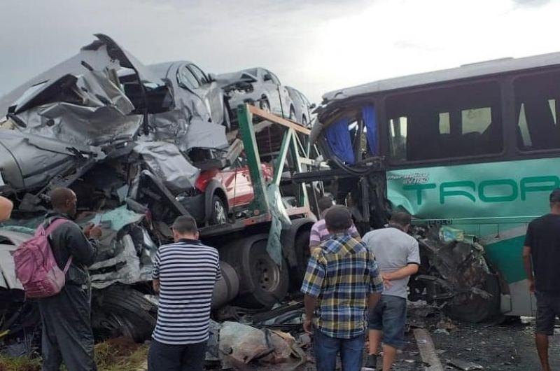 Duas pessoas morrem e 14 ficam feridas em acidente entre ônibus e carreta em Minas