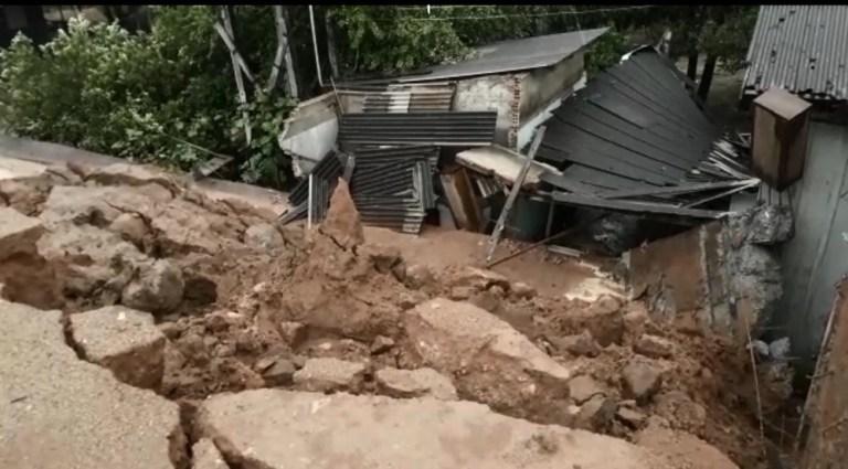 Muro de contenção cai sobre casa com 6 pessoas após forte chuva em Ariquemes Muro de contenção cai sobre casa com 6 pessoas após forte chuva em Ariquemes
