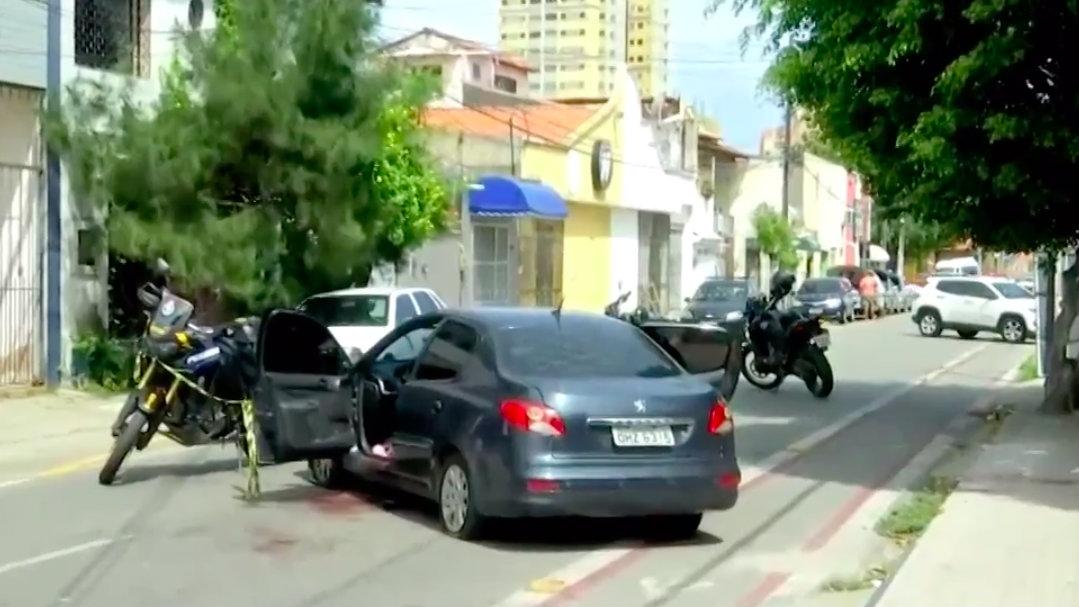Marido mata mulher a tiros e a joga de carro em movimento Marido mata mulher a tiros e a joga de carro em movimento