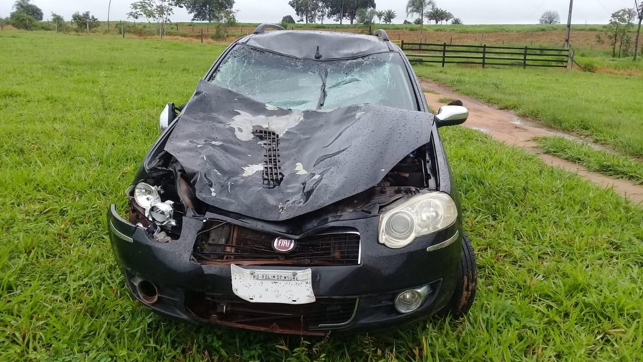 Carro fica destruído após chocar-se com vaca no Km 12 na RO-479 Carro fica destruído após chocar-se com vaca no Km 12 na RO-479