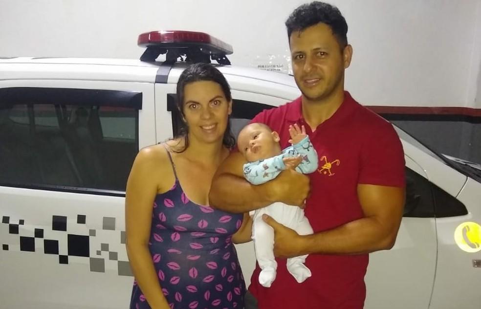 PMs salvam bebê que engasgou com leite materno em SP; veja o vídeo PMs salvam bebê que engasgou com leite materno em SP; veja o vídeo