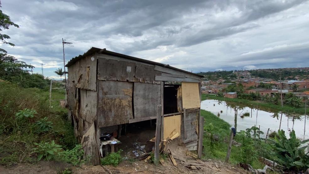 Corpo de homem em decomposição é encontrado em barraco em comunidade de Manaus