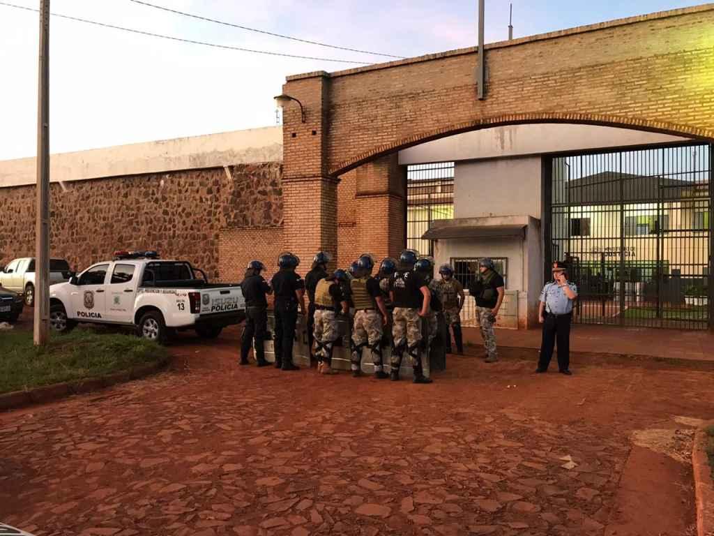Pelo menos 75 presos fogem de presídio em cidade paraguaia na divisa com Mato Grosso do Sul Pelo menos 75 presos fogem de presídio em cidade paraguaia na divisa com Mato Grosso do Sul
