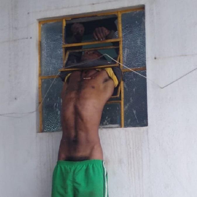 Imagens Fortes: Ladrão morre pendurado em janela após tentar roubar oficina mecânica em MG