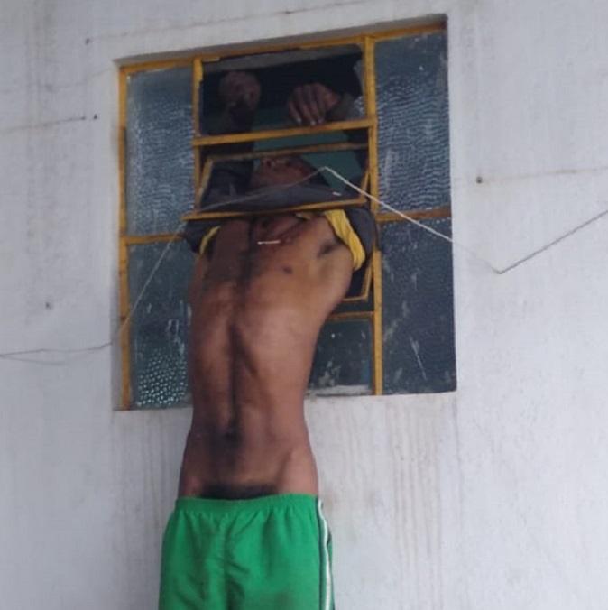 Imagens Fortes: Ladrão morre pendurado em janela após tentar roubar oficina mecânica em MG Imagens Fortes: Ladrão morre pendurado em janela após tentar roubar oficina mecânica em MG