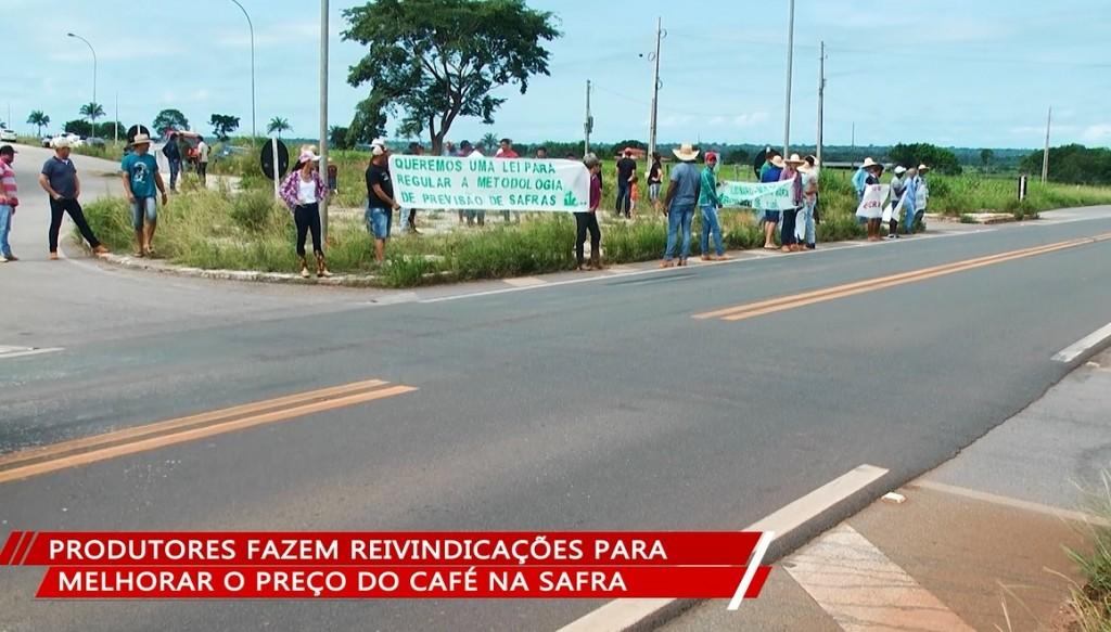 Cafeicultores fizeram manifestação no entroncamento da BR-364 para Rolim de Moura Cafeicultores fizeram manifestação no entroncamento da BR-364 para Rolim de Moura