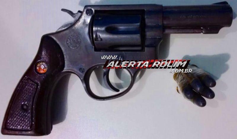 Policiais prendem homem com arma de fogo que fazia ameaças a outro homem em Parecis Policiais prendem homem com arma de fogo que fazia ameaças a outro homem em Parecis