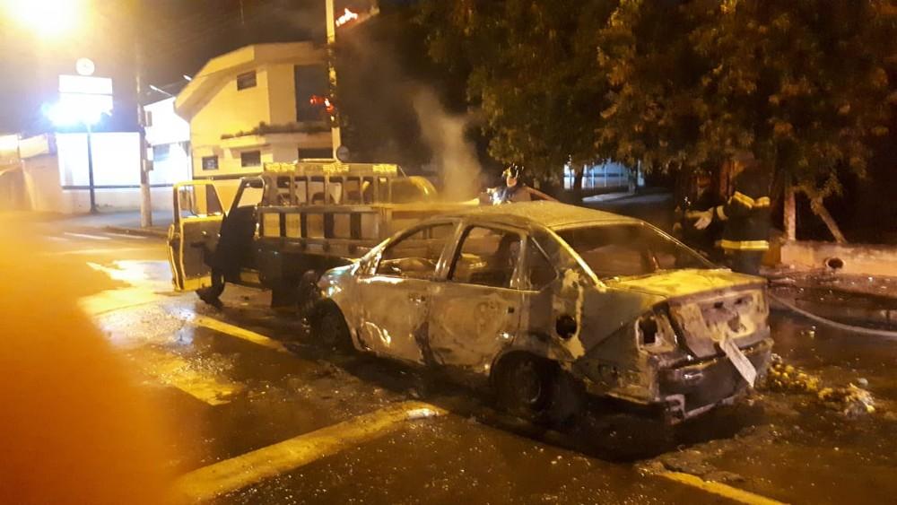 Cantor sertanejo Henrique, da dupla Netto & Henrique, sofre grave acidente e é resgatado de carro em chamas Cantor sertanejo Henrique, da dupla Netto & Henrique, sofre grave acidente e é resgatado de carro em chamas