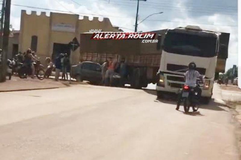 Acidente entre carro e carreta é registrado em Rolim de Moura