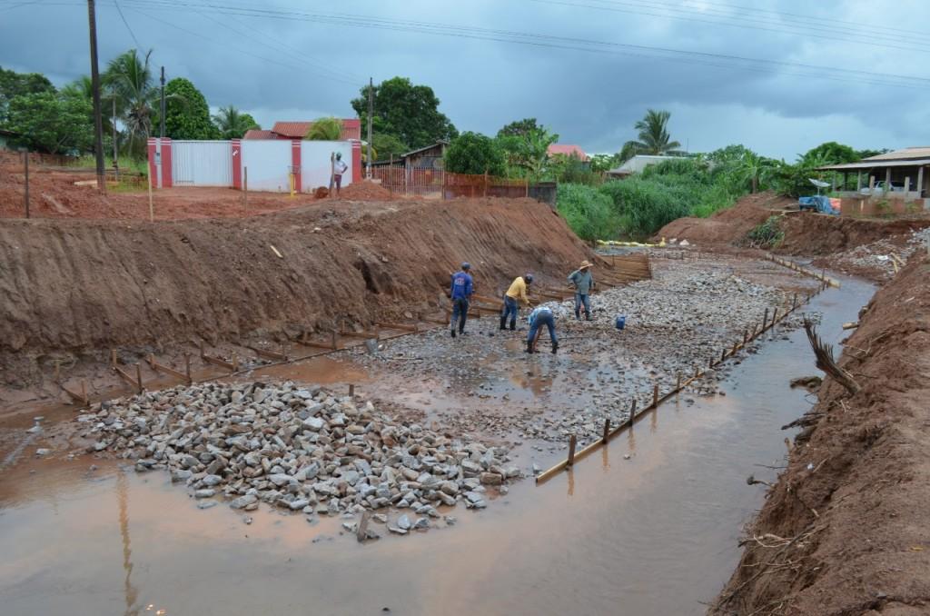 Começa construção de galeria pluvial na Avenida Manaus em Rolim de Moura Começa construção de galeria pluvial na Avenida Manaus em Rolim de Moura
